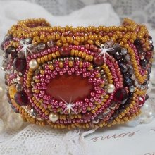 Rot Jaspis Armband Manschette bestickt mit einem Rot Jaspis Cabochon, Swarovski Kristalle und Rocailles